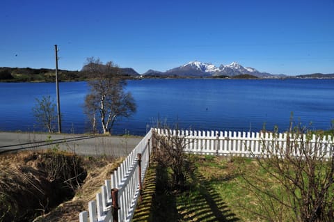 Fredelig med naturskjønn omgivelse, midt i Lofoten House in Lofoten