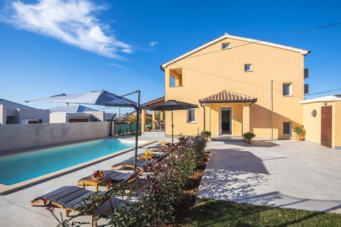 Villa mit privatem Pool, Spielplatz, WLAN, Klima, BBQ House in Pula