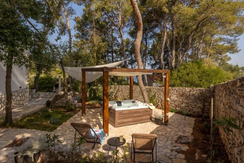 Garden, Hot Tub