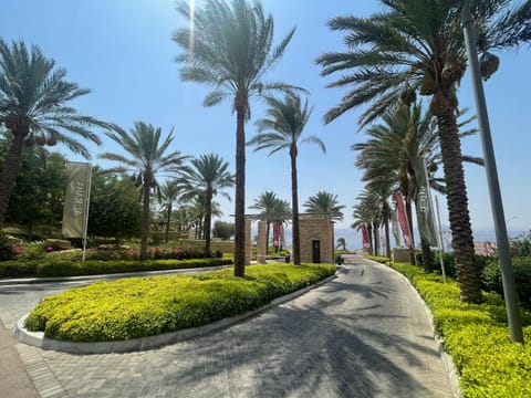 Facade/entrance, Day, Garden, Garden view