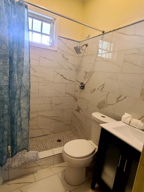 Shower, Toilet, Property building, Bathroom, towels