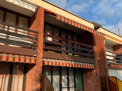 Property building, Day, Balcony/Terrace