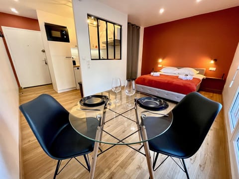 Studio avec grande terrasse et parking privatifs Apartment in Caen