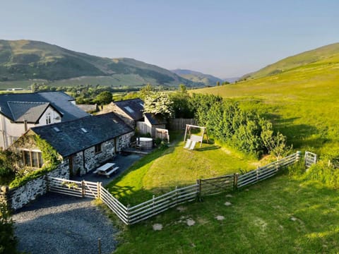 Property building, Garden, Balcony/Terrace, Mountain view