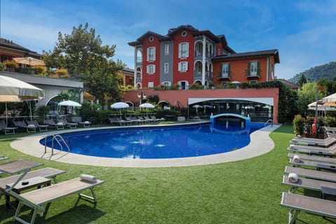 Swimming pool, sunbed