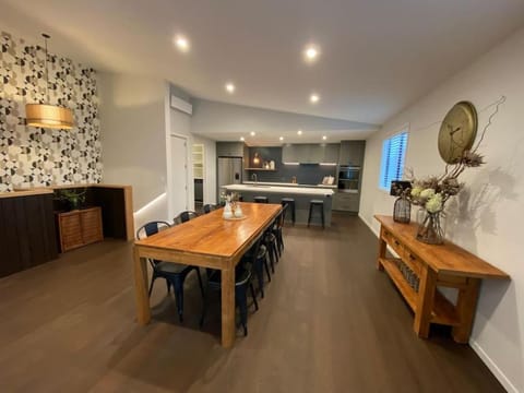 Luxury Escape in CBD - entire brand new home House in Tauranga
