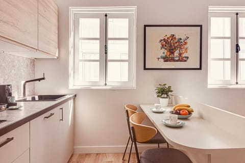 Kitchen or kitchenette, Dining area