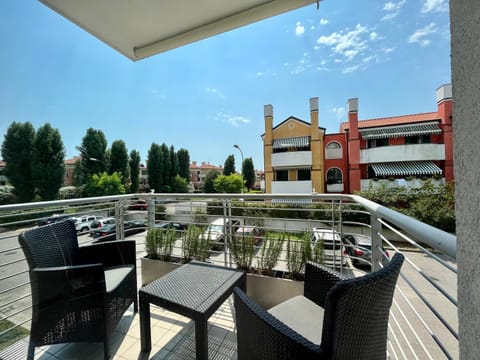 View (from property/room), Balcony/Terrace, Dining area