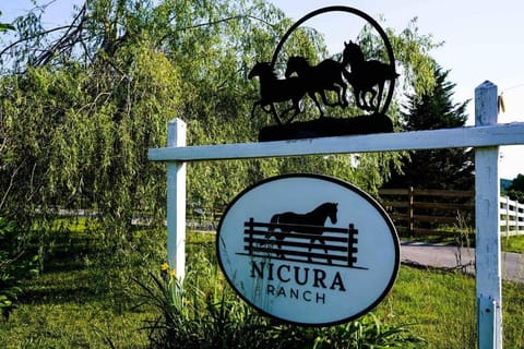 Nicura Ranch Inn & Stables Farm Stay in Berea