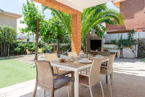 Villa with garden next to the beach House in Cambrils