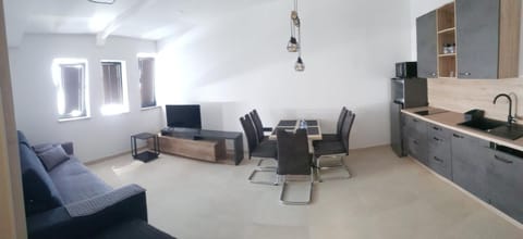 TV and multimedia, Living room, Seating area, Dining area