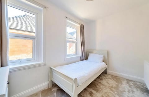 Freshly renovated 2 bedroom apartment 10 mins from Cotswolds Child Friendly Great location with plenty of nearby free parking freestanding bath and outdoor private terrace area Wohnung in Evesham