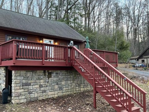 Cubs Den - Hot Tub- Walk to Lake- Fire Pit - Kayaks House in Deep Creek Lake