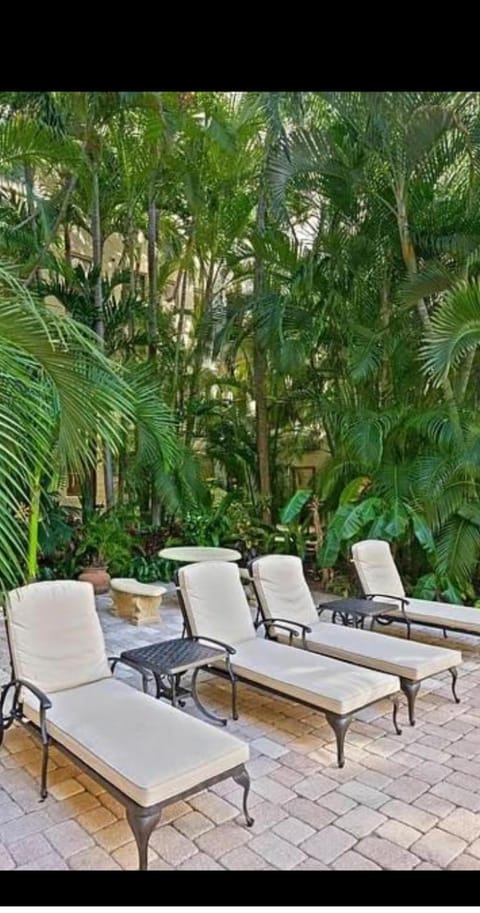 Tropical Elegant Palm Beach 2 Bedroom 2 Bathroom Suite Valet Parking Included Appart-hôtel in Palm Beach