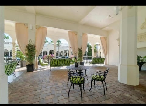 Tropical Elegant Palm Beach 2 Bedroom 2 Bathroom Suite Valet Parking Included Aparthotel in Palm Beach