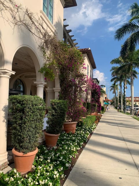 TROPICAL Palm Beach - 2 BEDROOMS 2 BATHROOMS Free Valet -OUTDOOR POOL -GARDEN- 2 BLOCKS FROM BEACH Apartment hotel in Palm Beach