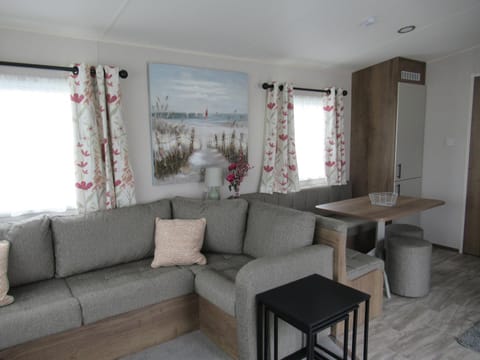 Chichester Lakeside Self-Catering Holiday Home Apartment in Chichester