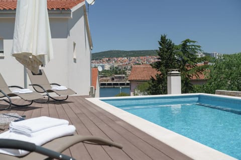 City view, Sea view, Swimming pool