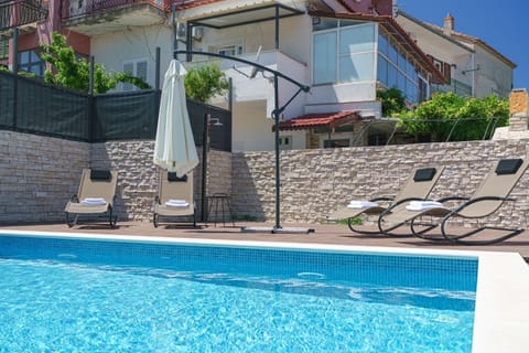 Patio, Swimming pool, sunbed