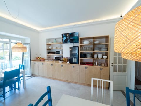 Coffee/tea facilities, Living room, Food and drinks, Food, Breakfast, Continental breakfast, minibar