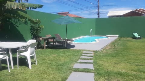 Casa pertinho da praia com piscina, wifi; Maison in Vila Velha