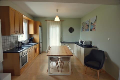 Dining area, kitchen