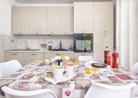 Dining area, kitchen