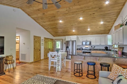 Sky Blue Overlook - Hot Tub and Screened Porch! House in Marble