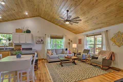 Sky Blue Overlook - Hot Tub and Screened Porch! House in Marble