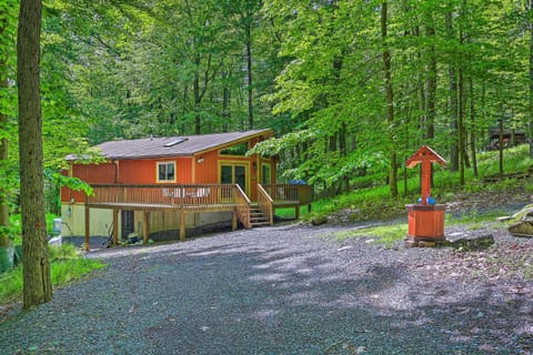 Pocono Cabin with Fire Pit, Walk to Lake and Beach! House in Coolbaugh Township