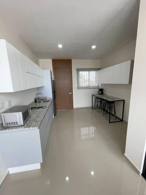 Kitchen or kitchenette, Dining area, minibar