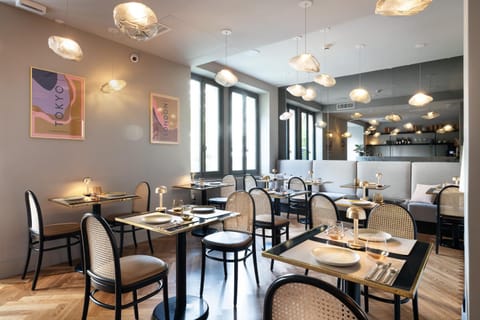 Restaurant/places to eat, Food and drinks, Seating area