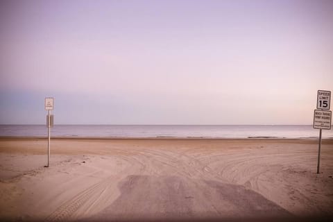 Hello Sunshine, Large Deck w/ OCEAN & SUNSET Views House in Bolivar Peninsula