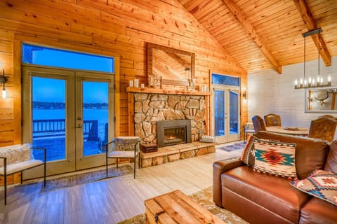 Pagosa Lakefront Home with Hot Tub, AandC, and Canoe! Casa in Pagosa Springs
