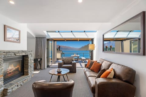 3-bedroom Penthouse Apartment with Spa - The Beacon 1002 Apartment in Queenstown