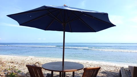 Day, Natural landscape, Dining area, Beach, Sea view, sunbed