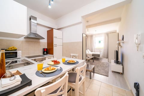 Kitchen or kitchenette, Photo of the whole room, Dining area