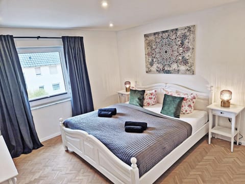 FeelGood 212 qm Ferienhaus mit 2 Apartments - Garten, Grill & Sauna! Apartamento in Kassel