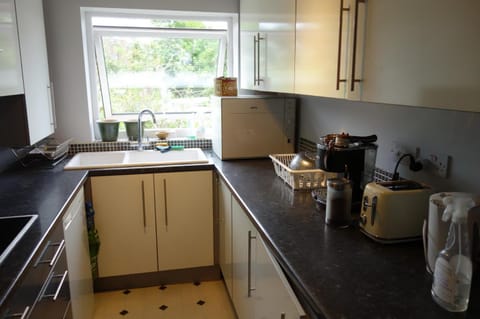 NEW Cosy 2 Bedroom Flat - Englefield Green Apartment in Runnymede District