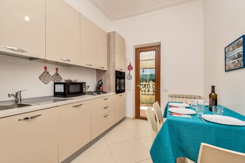 Kitchen or kitchenette, Dining area, Lunch, kitchen