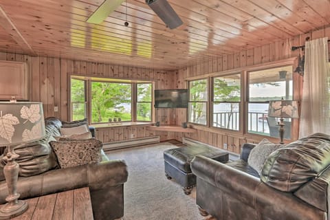 Lakefront Gloversville Home with Beach and Dock! Casa in Great Sacandaga Lake