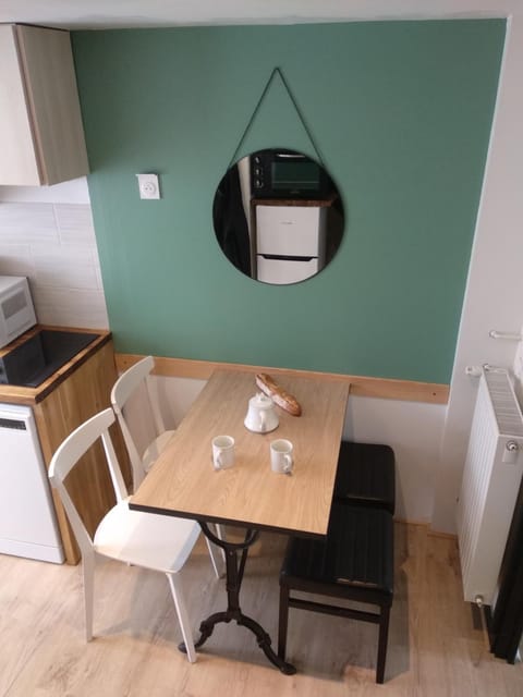 Charmant logement Guidel Plage, vue mer, piscine chauffée, avec une chambre Apartment in Ploemeur