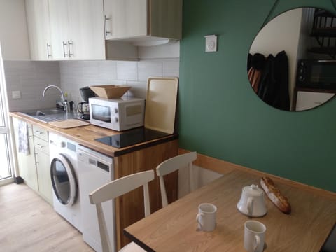 Charmant logement Guidel Plage, vue mer, piscine chauffée, avec une chambre Apartment in Ploemeur