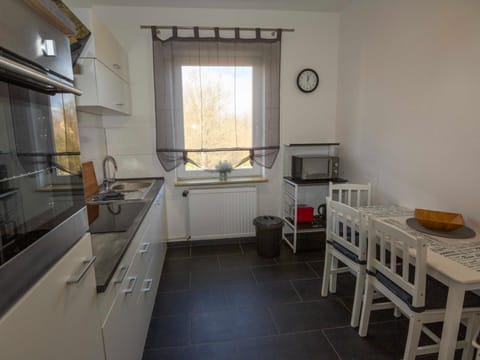 Kitchen or kitchenette, Dining area, minibar, pet friendly, stove, toaster