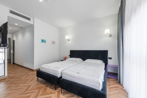 Bed, Photo of the whole room, Bedroom, air conditioner