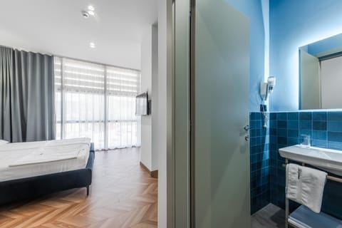 Bed, Bathroom, Bedroom, towels