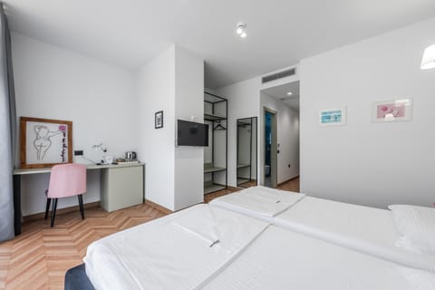 Bed, TV and multimedia, Photo of the whole room, Bedroom, wardrobe, air conditioner
