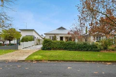 Leafy Lamrock Cosy 3 bedroom home Near CBD House in Orange