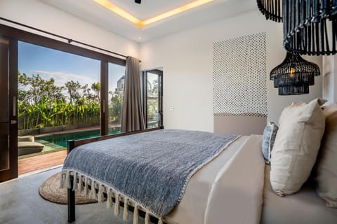 Bed, View (from property/room), Balcony/Terrace, Bedroom, Pool view