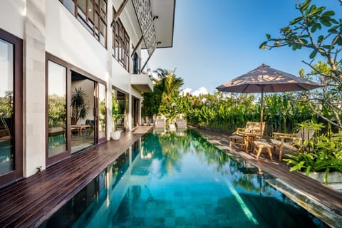 Property building, Patio, Garden, Balcony/Terrace, Seating area, Garden view, Pool view, Swimming pool, sunbed